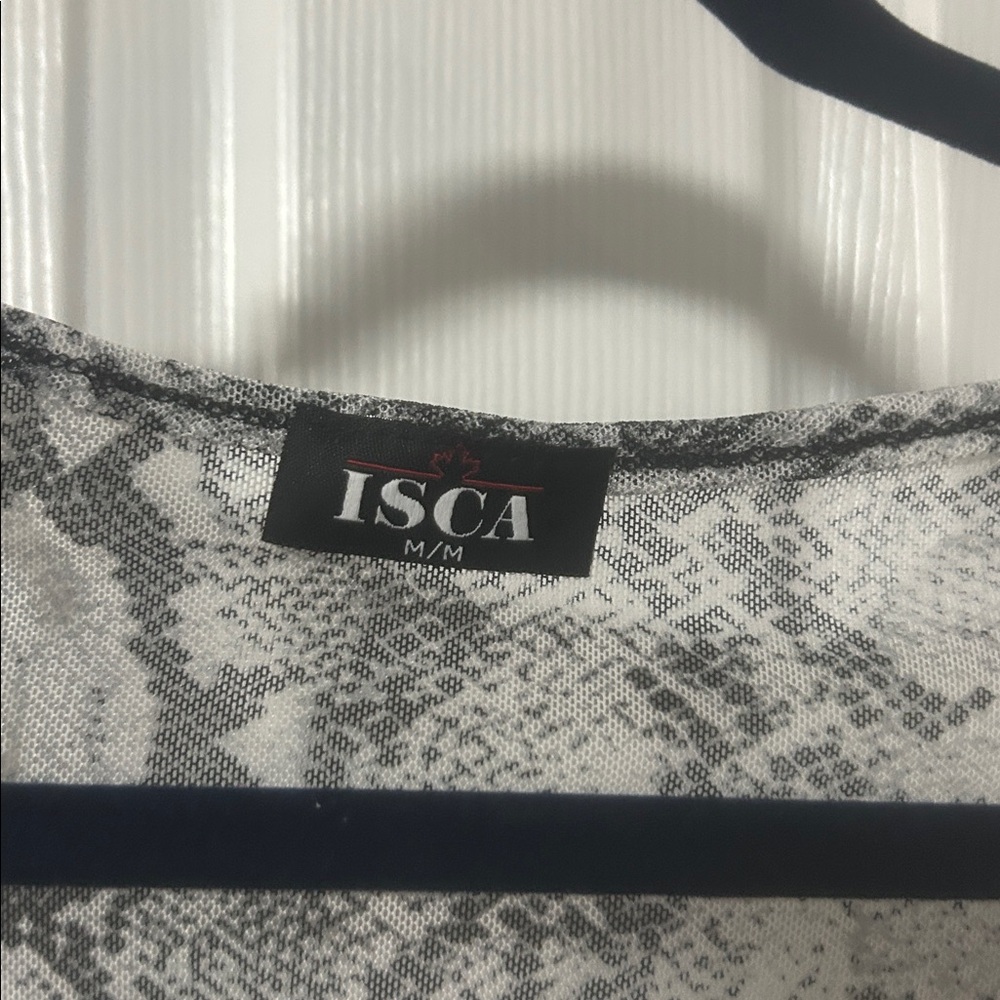 Isca NWT Women's Gray Snake Print Top - Picture 3 of 3